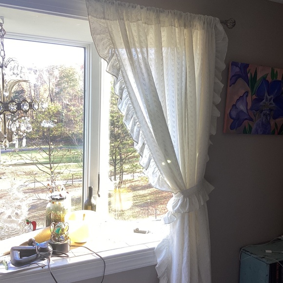 2 Pairs of vintage white/cream ruffled floral curtains - Picture 2 of 9